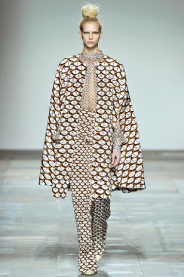 <p>&nbsp;D&eacute;fil&eacute;&nbsp;Mary Katrantzou, hiver 2013</p>