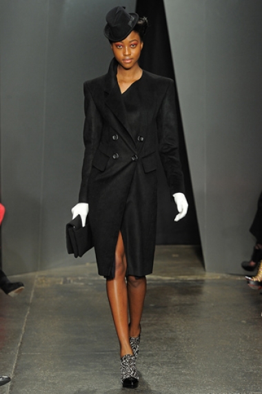<p>Quand le film The Artist, de Michel Hazanavicius inspire la mode : silhouette du d&eacute;fil&eacute; Automne Hiver 2012/13 de Donna Karan.&nbsp;</p>