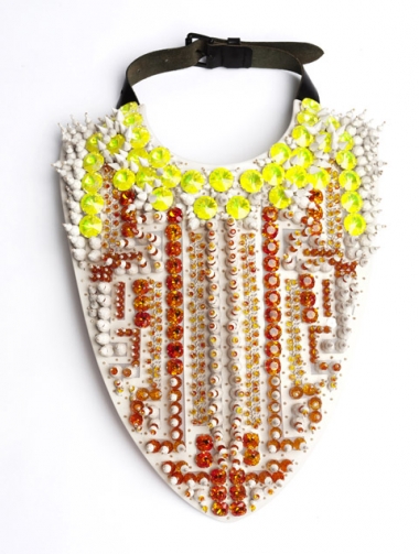 <p>Plastron en perles de cristal, Heaven Tanudiredja </p>