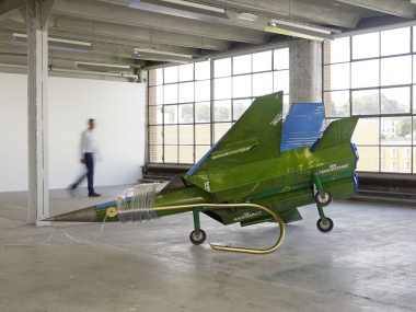 <p>Mircea Cantor, "Fishing Fly", 2011. Barils de p&eacute;trole, acier inox, plexiglass, pvc.</p>