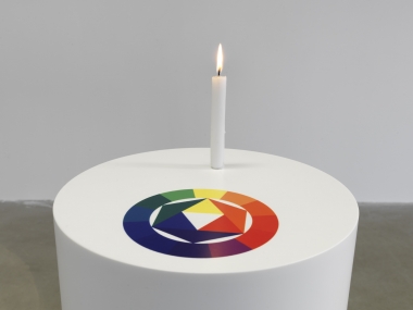 <p>Sans titre (bougie/cercle chromatique de J. Itten), 2012&nbsp;</p>