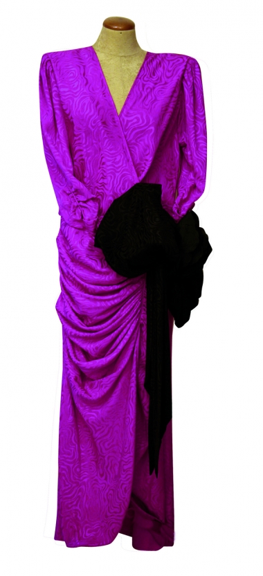 <p>Emanuel Ungaro, robe du soir en soie rose shocking &agrave; motifs ton sur ton et agr&eacute;ment&eacute;e d'un large n&oelig;ud et d&rsquo;une rose noire.</p>