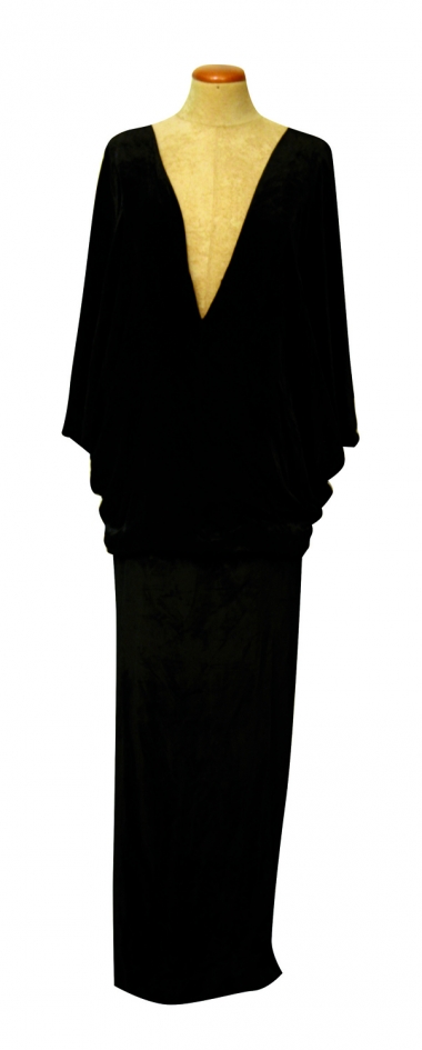 <p>Gr&egrave;s, robe longue de velours noir.&nbsp;</p>
