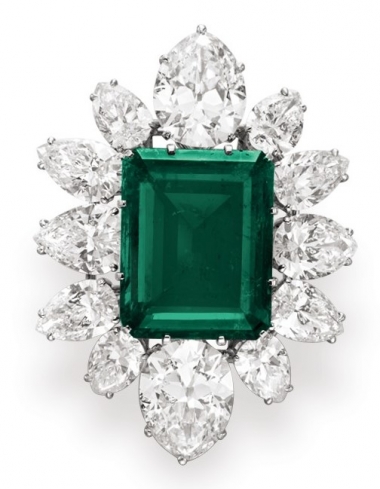<p>Broche en diamants et &eacute;meraude de 23.44 carats, offerte &agrave; Elizabeth Taylor par RIchard Burton pour leurs fian&ccedil;ailles en 1962.&nbsp;</p>