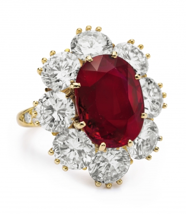 Bague en diamants et rubis, par Van Cleef and Arpels. Estimation :  1,000 000 - 1,500,000 dollars. 
