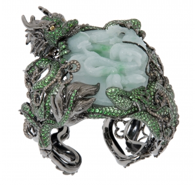 <p>Bracelet Dragon en jade, grenats verts et diamants, Lydia Courteille </p>