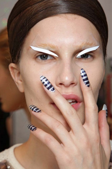 <p>L'ongle Stiletto, vu dans le d&eacute;fil&eacute; de pr&ecirc;t-&agrave;-porter de Gareth Pugh, collection printemps-&eacute;t&eacute; 2012.</p>
