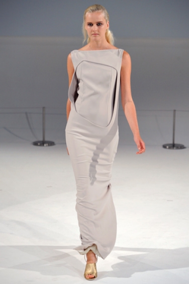 <p>Hussein Chalayan, printemps-&eacute;t&eacute; 2012</p>