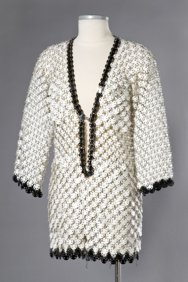 <p>Combinaison-short en pastilles de rhodo&iuml;de blanc gans&eacute; noir, 1985/90, estimation: 2000&euro; - 2500&euro;.</p>