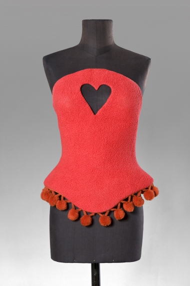 <p>Corset en carton recouvert d'&eacute;ponge rouge, estimation: 300&euro; - 400&euro;.</p>