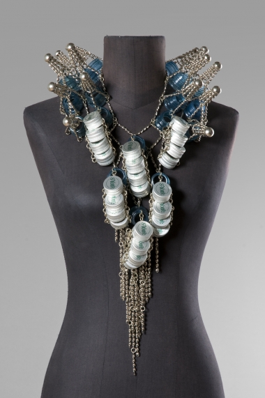<p>Collier en m&eacute;tal, goulots et bouchons de bouteille, Paco Rabanne 1992. Adjug&eacute; &agrave; 3 127 euros, soit 6 fois son estimation lors de la vente aux ench&egrave;res Artcurial du 30 janvier 2012.</p>