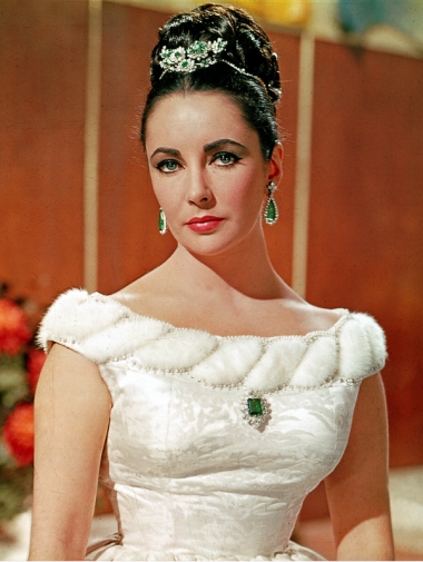 <p>Elizabeth&nbsp;Taylor porte la broche en &eacute;meraude, offerte par Richard Burton. Le jour de leur mariage le 15 mars 1964, elle ne portera que ce bijou. </p>
