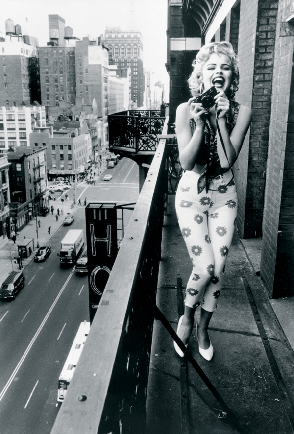 Eva Herzigova par Ellen Von Unwerth pour les 20 ans de Guess.