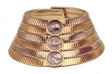 <p>Chocker en ors jaune et blanc et trois pi&egrave;ces antiques de Corinthe.&nbsp;1974.&nbsp;</p>