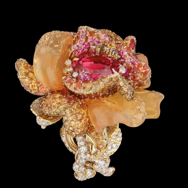 <p>Bague Bal V&eacute;nitien en or jaune, diamants blancs, bruns et jaunes, opales de feu, grenats, saphirs roses et spinelle rose centrale, Dior Joaillerie.&nbsp;</p>