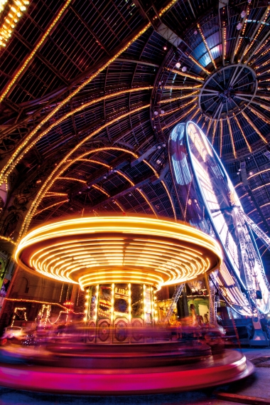 Le Grand Palais revêt des airs de fête forraine. 