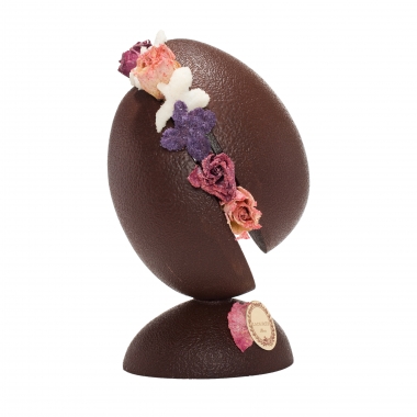 <p>L'oeuf p&eacute;tale, cr&eacute;ation du mois d'avril de la maison Ladur&eacute;e. </p>
<p>Oeuf en chocolat destructur&eacute; d&eacute;cor&eacute; de d&eacute;licats p&eacute;tales de roses, jasmin et violettes cristallis&eacute;s. </p>