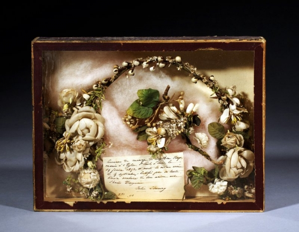 Une boîte en carton contenant la couronne de mariée de Léopoldine Hugo, qui épousa Charles Vacquerie