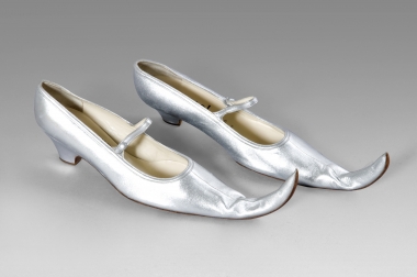 <p>Paire de babies "&agrave; la Poulaine" en cuir m&eacute;tallis&eacute; argent, 1984, Maison Michel pour Paco Rabanne, estimation : 100&euro; - 120&euro;.</p>
