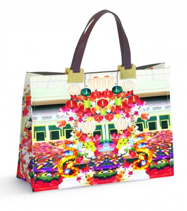 <p>Un sac Longchamp par Mary Katrantzou</p>