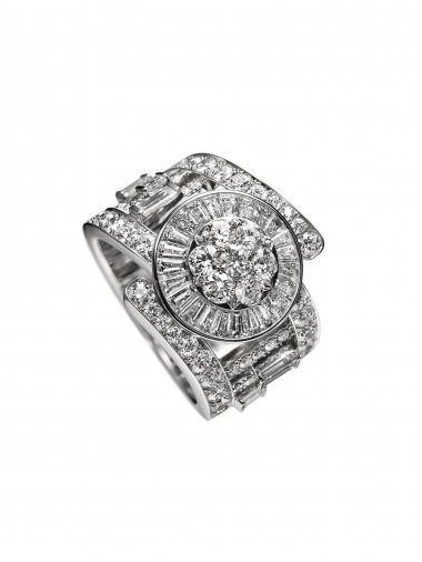 <p>Hommage aux tenues traditionnelles des Shangha&iuml;ennes, bague Qipao en diamants tailles baguette, brillant et carr&eacute;e.&nbsp;</p>