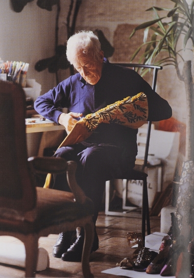 Roger Vivier entrain de travailler dans son atelier