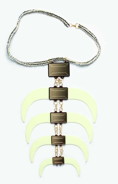 <p>Collier Saga Africa en plastique, Yazbukey </p>