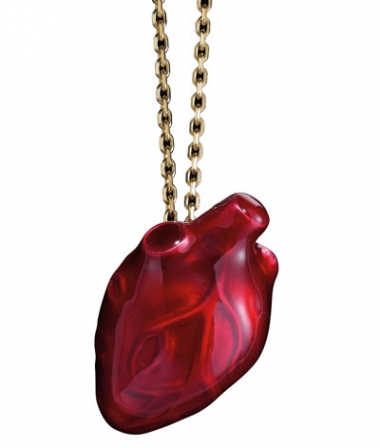 <p>Pendentif en laque et or, Solange Azagury-Partridge</p>