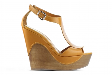 <p>Compens&eacute;e,&nbsp;Gianvito Rossi, collection &eacute;t&eacute; 2012</p>