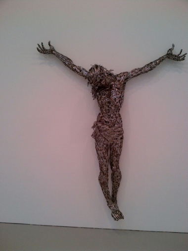 <p>D&eacute;cor, razor wire.</p>
