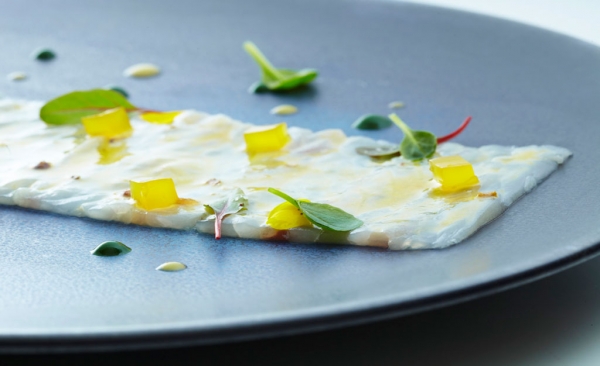 Bar de ligne en carpaccio, fraîcheur de fruits de la passion au poivre Timut du Népal
 