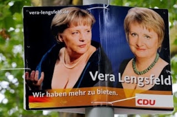 Le décolleté d'Angela Merkel, à gauche, utilisé sur une affiche lors d'une campagne électorale.