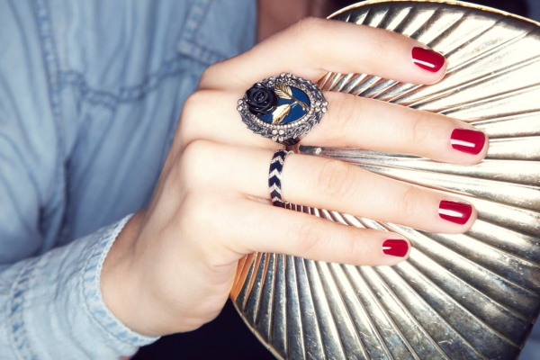 Bague Augustine en or, onyx et diamants et bague Gaïa en or gris, diamants et laque, Bliss Rose