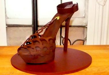 Sandale en chocolat réalisée par Pierre Marcolini, d'après un modèle Sergio Rossi de la collection P