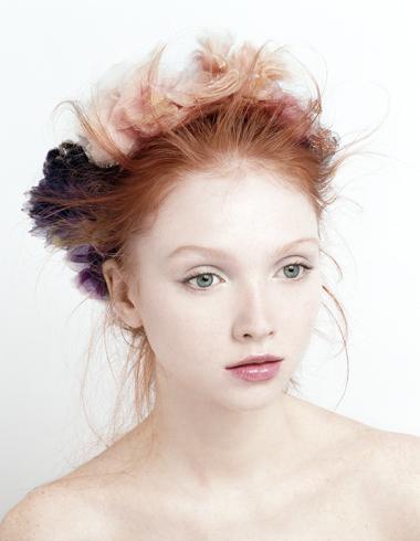 Superposition de trois serre-tête en tulle et mousseline de soie violine, rose et crème, Louis Vuitt