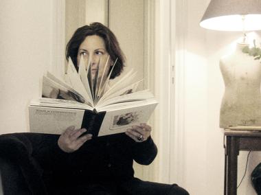Anne Valérie Hash dans son cabinet de curiosités