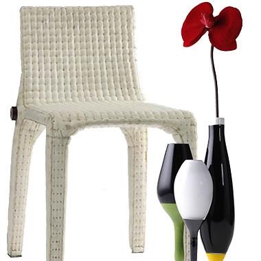 La chaise Pack (2000), livrée dans une pochette, prend sa forme finale sur simple pression d'un bout