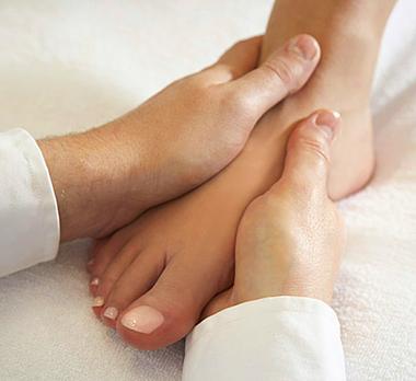 Massage Pieds sous la neige pour soigner les pieds abîmés par l'hiver, avec une technique spéciale d