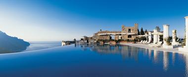 Vue depuis la piscine de l'hôtel Caruso