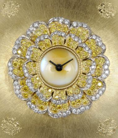 Montre Cuff en or jaune gravé, diamants jaunes et blancs