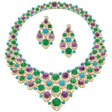 Collier et boucles d'oreilles en platine serti d'émeraudes, d'améthystes, de turquoises et de diaman
