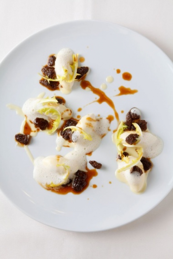 La recette de quenelles aux morilles d'Amandine Chaignot, chef du restaurant de l'hôtel Raphaël.