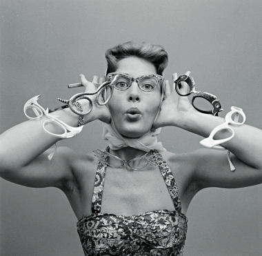 <p>Un mannequin porte les derni&egrave;res montures &agrave; la mode, en 1956, in <em>Eyewear</em>, Moss Lipow.&nbsp;</p>