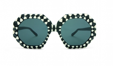 <p>L'une des quelques 1000 paires de lunettes de la collection de Moss Lipow :lunettes de soleil en ac&eacute;tate de 1965, in <em>Eyewear</em>, Moss Lipow.</p>