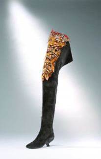 Cuissarde de daim noir ornée d'une broderie de perles et de plumes par Lesage. Talon 