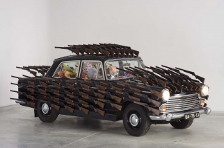 Joana VASCONCELOS War Games, 2011 l Voiture (modèle Morris Oxford Series VI), fusils en plastique, jouets en peluche et en plastique, LEDs, manettes électroniques Courtesy Atelier Joanna Vasconcellos