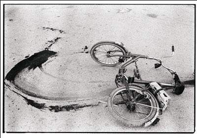 Vélo renversé d’un enfant tué par un sniper, Sarajevo, 1994.