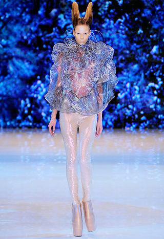 Une silhouette du dernier défilé d'Alexander McQueen, en septembre 2009. Collection printemps-été 2010