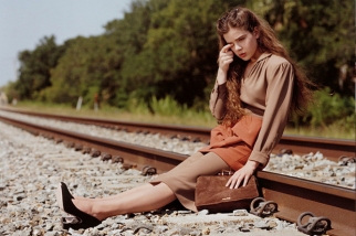 Hailee Steinfeld, dans l'objectif de Bruce Weber pour la campagne Miu Miu.