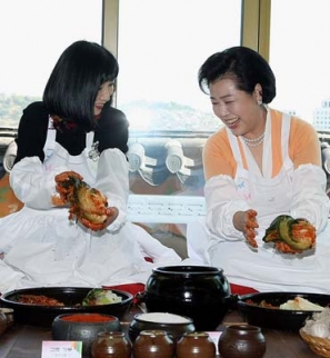 A gauche, Miyuki Hatoyama cuisine du kimchi, une spécialité, en compagnie de la première dame de Corée du Sud,Flickr/korea.net